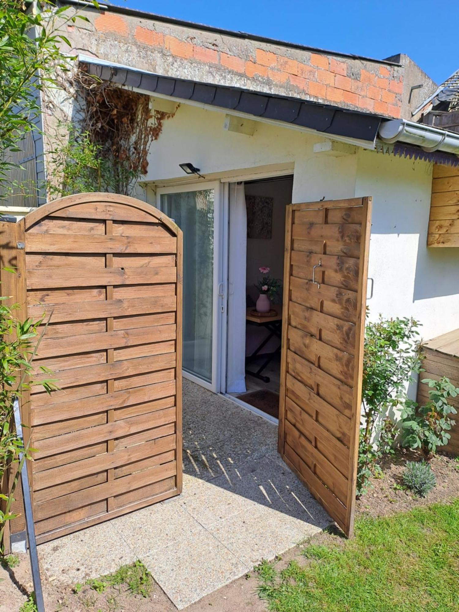 Joli Studio Au Calme Dans Un Jardin Privatif Ouistreham Kültér fotó